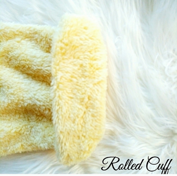 Umgee Oversized Fluffy Cozy Long sleeve Vibrant Yellow Sweater Fleece back NEW - Picture 12 of 12